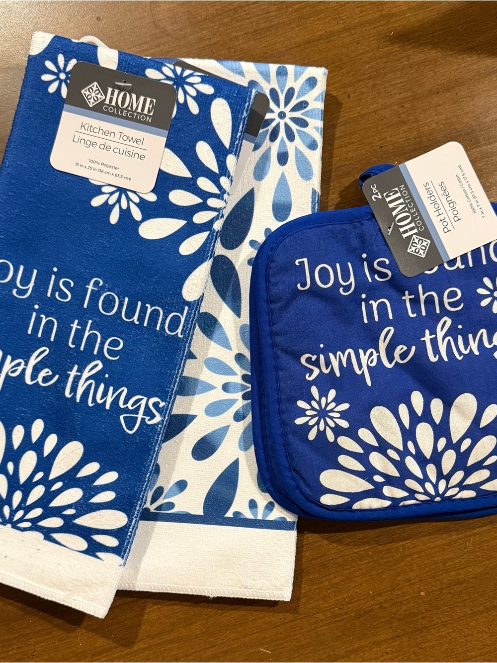 Home Collection Blue and White Floral Kitchen Towel and Potholder Set